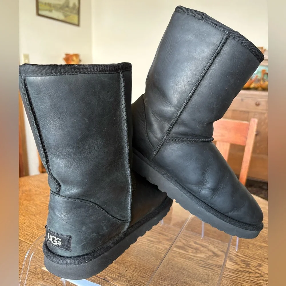 Women’s Black Leather Short UGG Boots Sz 8